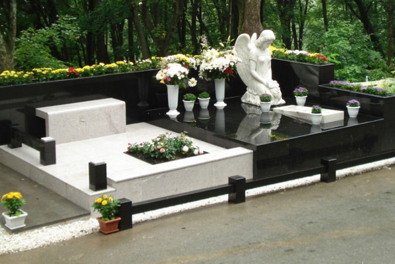 Почему на могилах принято устанавливать надгробные памятники?